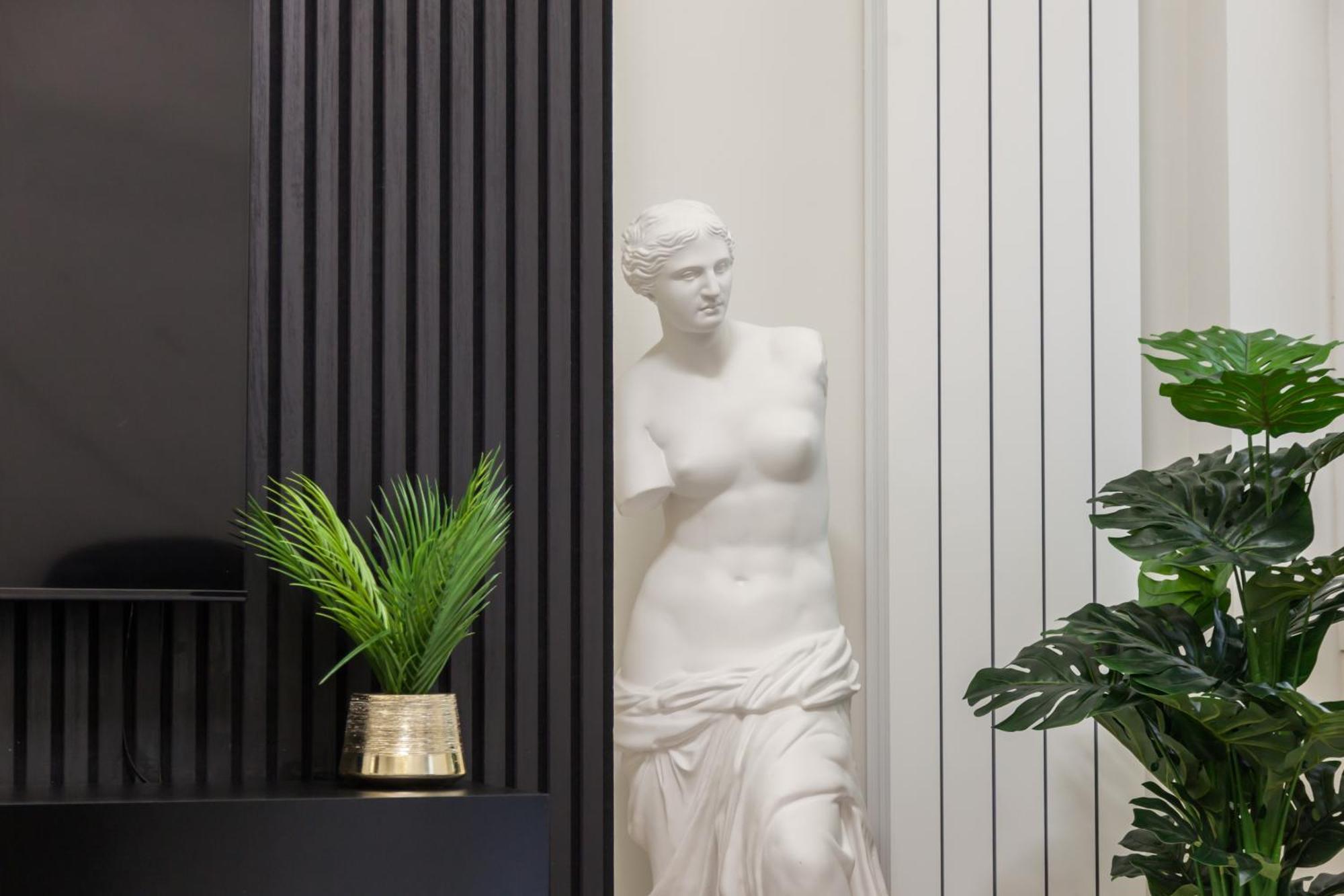 Italian Fashion Suite - Luxurious Marble City Center ميلان المظهر الخارجي الصورة